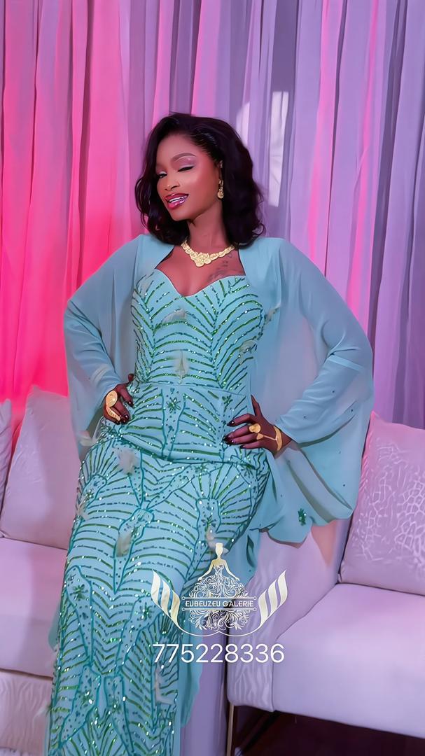 Service sur mesure - Robe turquoise élégante